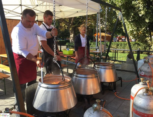 Ínycsiklandó illatok, hagyományos tirpák ételek - Megtelt a Kossuth tér már délelőtt