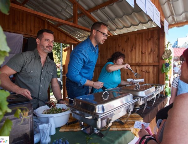 Kígyózó sorok , újra megtelt a Kossuth tér - Hurka, kolbász, pörköltök, toroskáposzta...