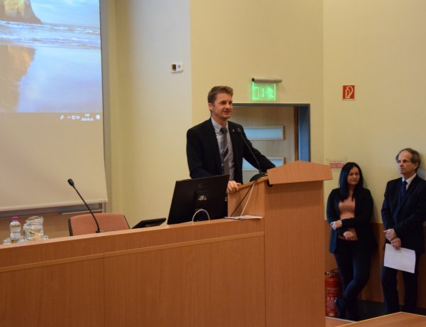 "A két pólus között szikra pattant, s lettem én" című  konferenciát szervezett a könyvtár