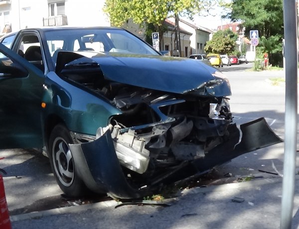 Két autó ütközött - A mentők egy embert vittek kórházba      