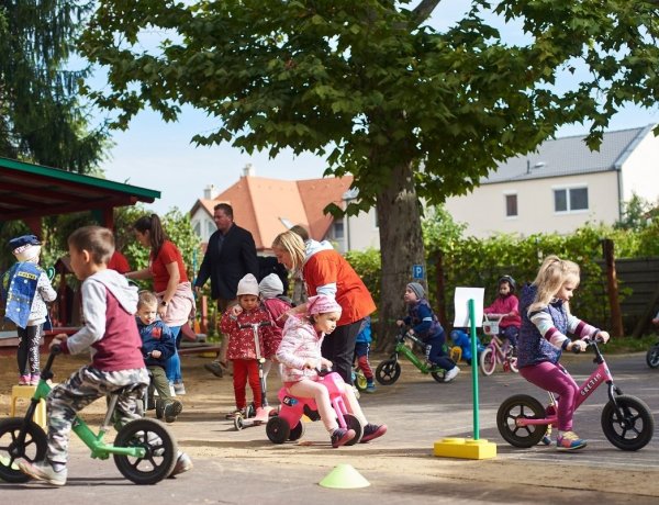 Autómentes napot tartottak a Városmajori Óvodában – Ügyességi versenyek és faültetés