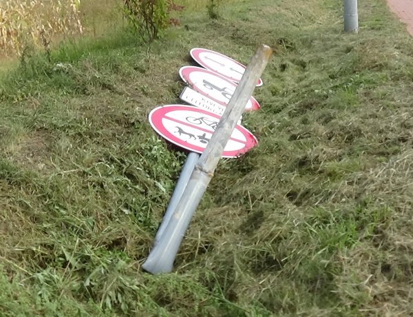 Villanyoszlopot és KRESZ táblákat tört ki egy gépkocsi a 41-es főútvonalon