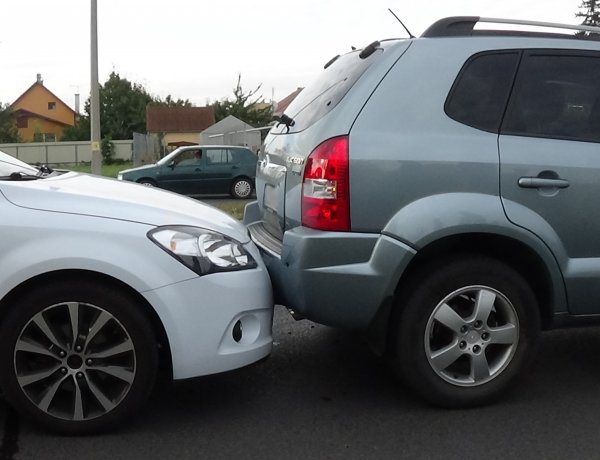 Hármas ráfutásos baleset történt a 41-es főútvonalon, az Orosi úton
