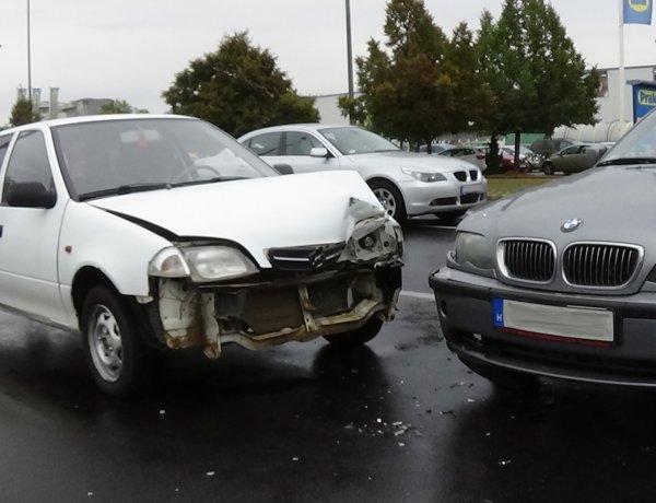 Jelentős az anyagi kár a hétfő délután Törzs utcán történt balesetben