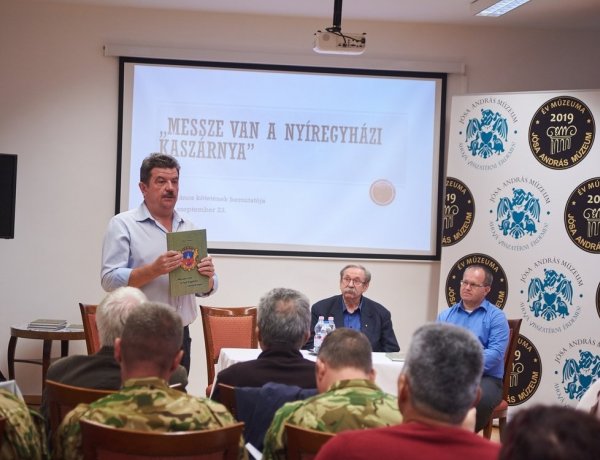 Messze van a nyíregyházi kaszárnya – Megjelent Dr. Bene János könyve