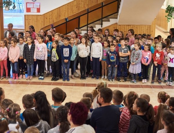 17 millió forintos fejlesztéseket adtak ma át a Móricz Zsigmond Általános Iskolánál