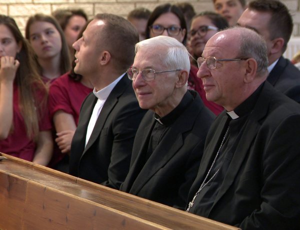 Nyíregyházára látogatott a pápai követ – A Szent Imre iskola diákjaival is találkozott