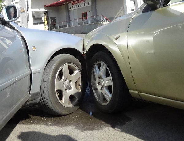 Baleset történt kedd délután a Liliom és az István utca kereszteződésben