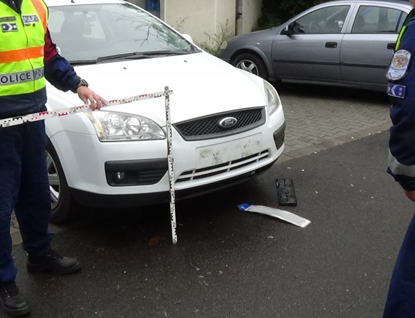 Az Állomás téren szabályosan parkoló jármű rendszámtábláját törték össze, majd elhajtottak