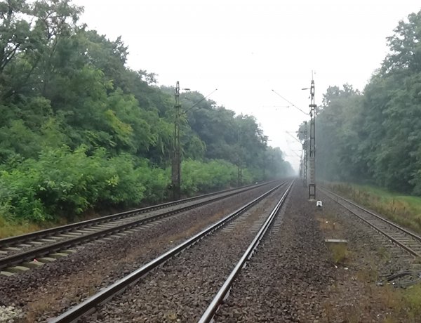 Korszerűsítik az egyik sínpályát a Kótaji úti vasúti átjárónál