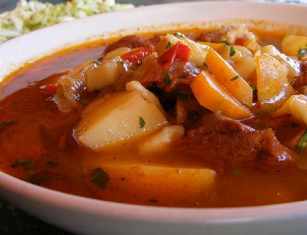 Gulyás Pál utcai gulyás party Sóstóhegyen - sztárvendégekkel, utcabállal