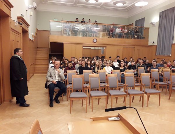 A  Krúdy Gyula Gimnázium tanulói látogattak a Nyíregyházi Törvényszékre 