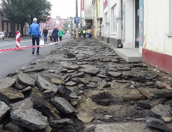 Városszerte több helyen újulnak meg a járdák – Friss képek a Rákóczi utcáról