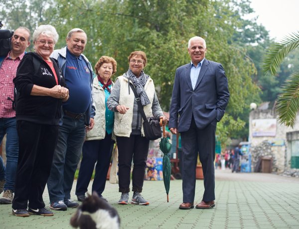 Ingyenes állatparki sétára invitálták ma a nyíregyházi nyugdíjasokat