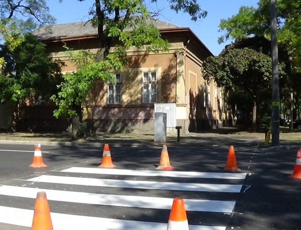 Új festést kapnak a Bethlen Gábor utcán elhelyezett gyalogos-átkelőhelyek