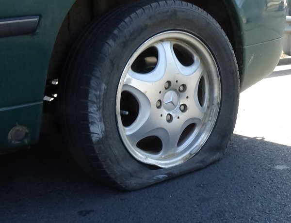 Járdaszigetnek ütközött egy jármű, a sofőr szerint egy induló autóbusz leszorította