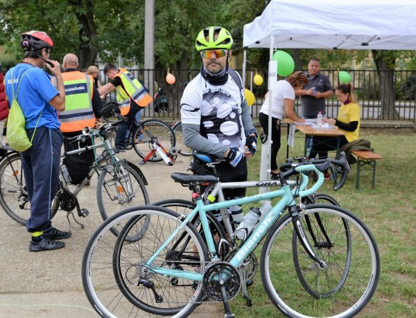 A Vidám Manók és a Burattino Bábszínház műsora színesítette a borbányai bringapontot