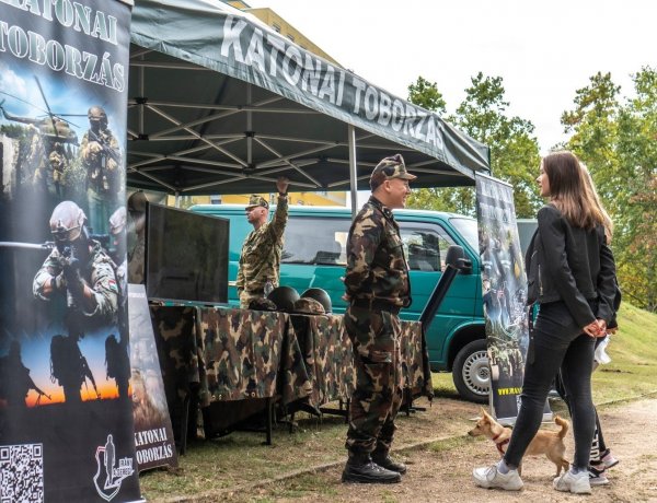 A megújult Robinson dombon kihelyezett bringaponton katonai bemutató és toborzás is volt