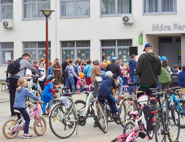 Hatalmas tömeg gyűlt össze az örökösföldi bringaponton, ugrálóvár is volt!