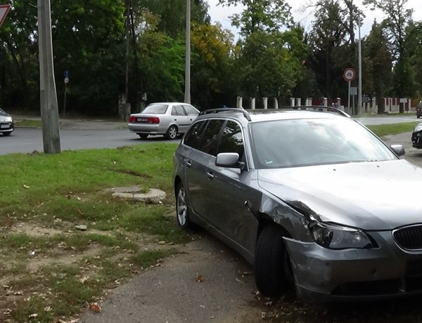 Baleset a Csaló köznél – Padkának, majd villanyoszlopnak ütközött