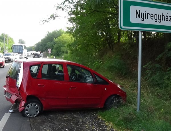 Baleset Kőlaposnál – Az egyik jármű kisodródott, a másik árokba borult