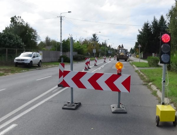 Jelzőlámpa irányítja a forgalmat a Korányin, elkezdődött a felújítás második üteme