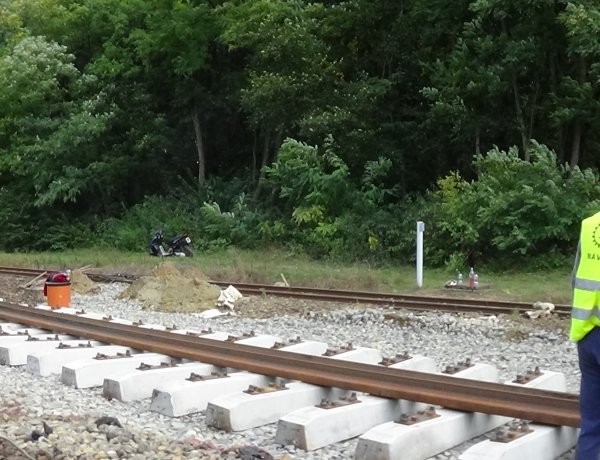 Felújítják a síneket, forgalomkorlátozás van érvényben a Kótaji úti vasúti átjárónál