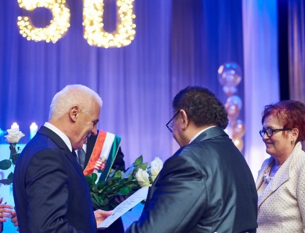 Hagyományteremtő céllal köszöntötték hétvégén az aranylakodalmukat ünneplő házaspárokat