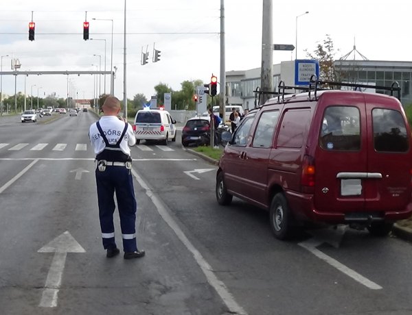 Két autó karambolozott a Pazonyi és a Hunyadi utca jelzőlámpás kereszteződésénél