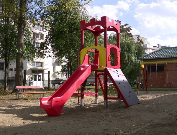 Átadták a város 98. játszóterét! Hinta, padok és kombinált játszóvár a belvárosban