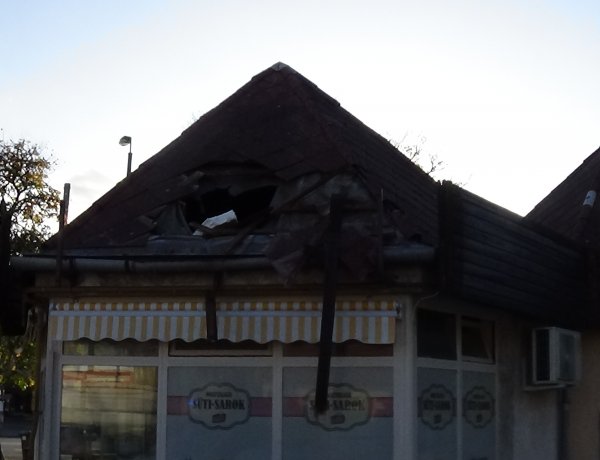 Villanyoszlopnak ütközött egy jármű a Búza téren, az oszlop beszakította egy üzlet tetejét