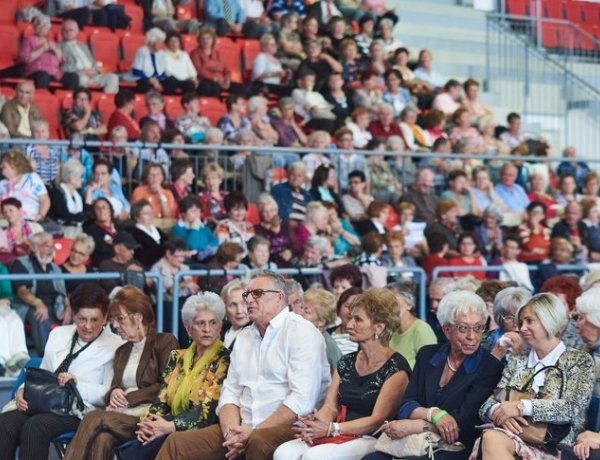 Idősek világnapja az arénában – Az önkormányzat operettgálával köszöntötte a szépkorúakat