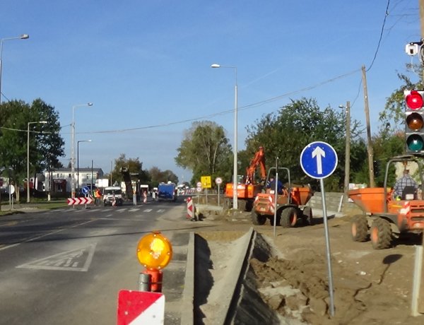 Jelzőlámpa irányítja a forgalmat a Tiszavasvári út és a Szélsőbokori utca csomópontjánál