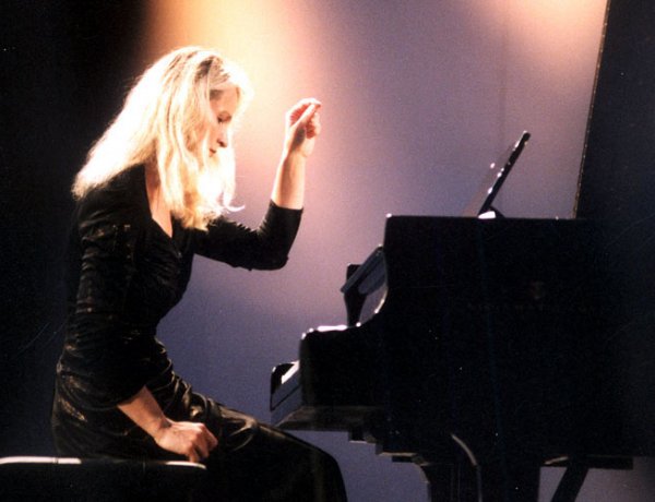 Jótékonysági est Hauser Adrienn  zongoraművész és a Cantemus Kórus közreműködésével