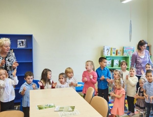 1100 kötettel nyitott meg a Könyvtár Pont Mandabokorban, az óvoda szomszédságában