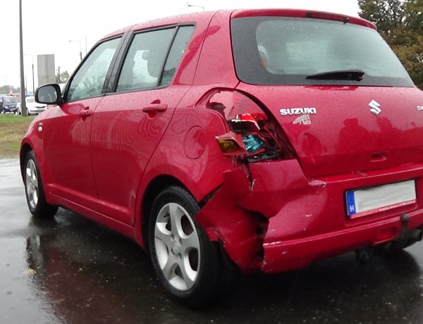 Két autó ütközött a Törzs utca és a Pazonyi út csomópontjánál