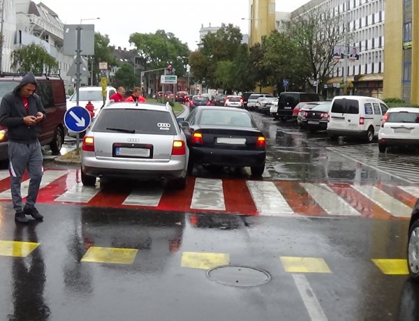 Szabálytalan sávváltás miatt ütközött két jármű az Országzászló téren