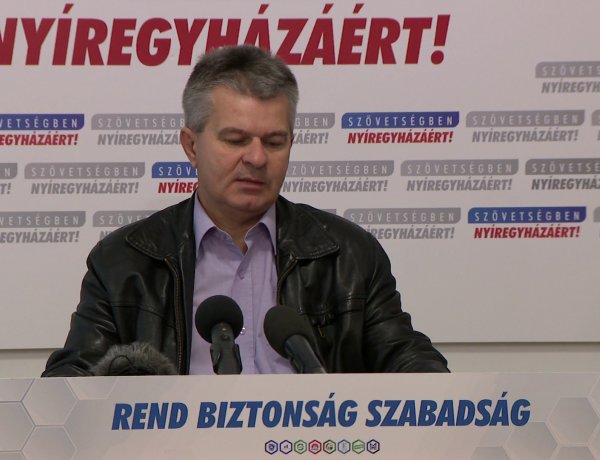 Lövei a plakátok eltávolítását nehezményezte, Szilvási a törvénytelenségre emlékeztetett