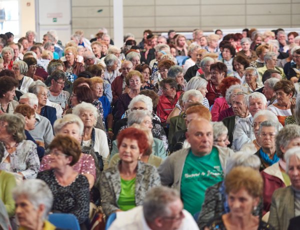 Az időseket ünnepelte az önkormányzat - Fontos a nyugdíjas korosztály