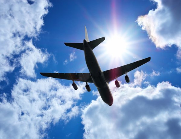 Továbbra is gyakran zavarják lézerrel a repülőket, veszélybe sodorva ezzel az utasokat