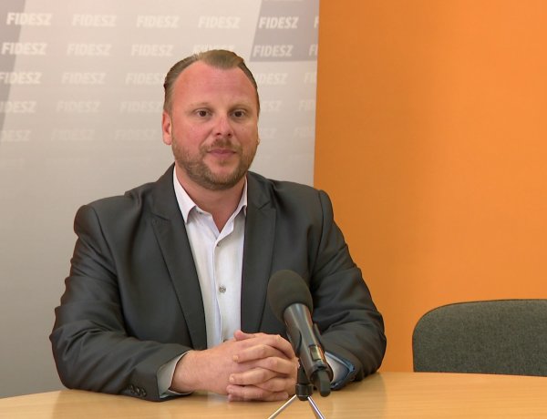 Velünk fizetteti meg az ellenzék a plakátbotrányuk költségeit a FIDESZ alelnöke szerint