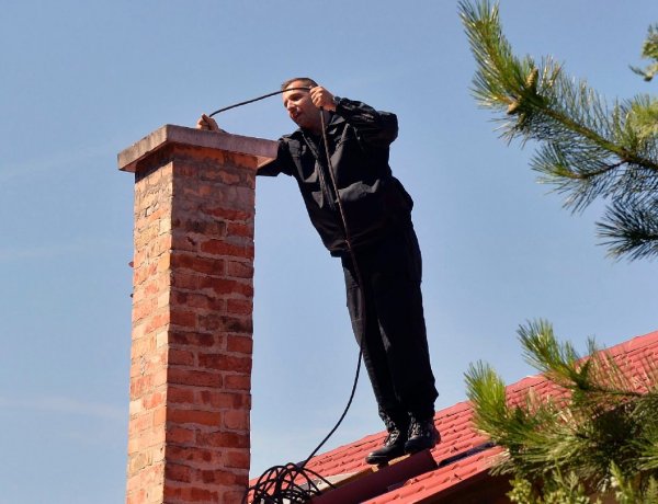 Indul a fűtési szezon – Idén 1600 családot mentett meg a kéményseprők ellenőrzése