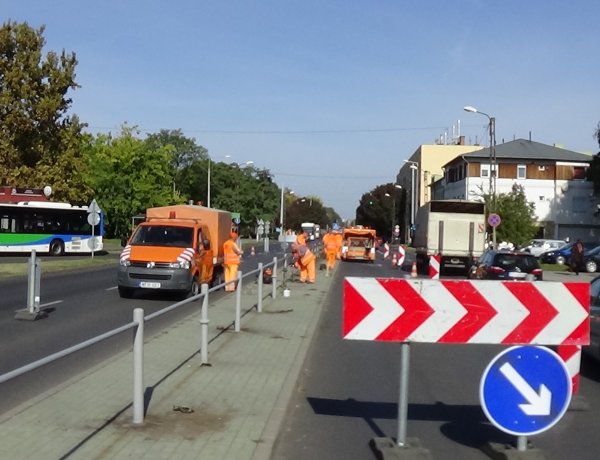 Munkálatok végeznek a Magyar Közút munkatársai Nyíregyházán, az Állomás téren