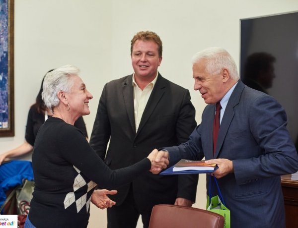 26 szépkorú szerző 27 alkotása olvasható a 'Meséld el nekem…' legújabb kötetében!