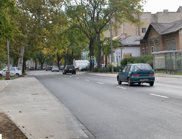 Átadták hivatalosan is! Okos zebrákat és új burkolatot is kapott a Bethlen Gábor utca