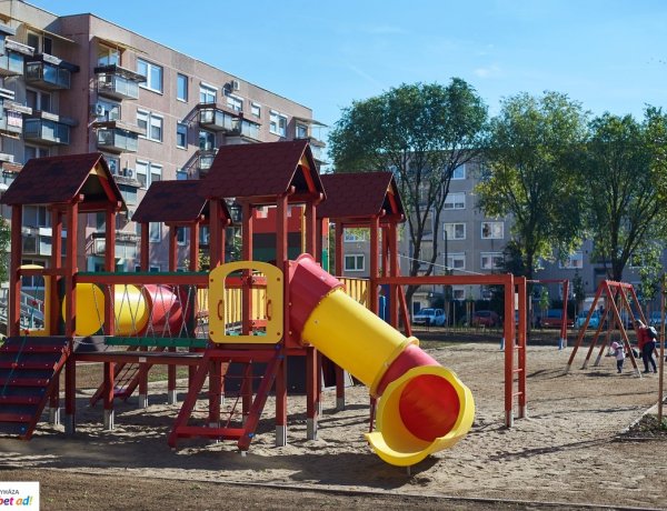 Átadták Nyíregyháza századik játszóterét - 71 fát is ültettek a környezetébe