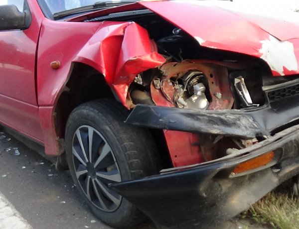 Ráfutásos baleset történt a 41-es főút bevezető szakaszán, az Orosi úton