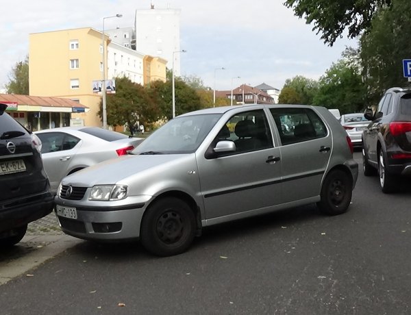 Két autónak is nekitolatott egy parkolóból kiálló személygépkocsi