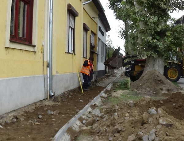 Járdaépítést végeznek Nyíregyházán a Kiss Ernő utcán a Tolditól a Deák Ferenc utcáig
