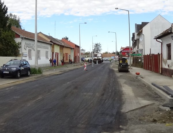 Aszfaltozási munkálatokat végeznek csütörtökön és pénteken a Debreceni úton 